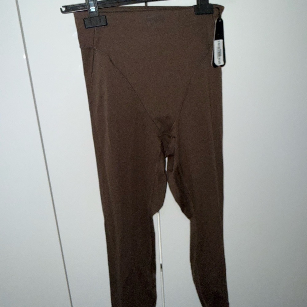 SKIMS matte v panel legging 26 inch - Picture 2 of 5